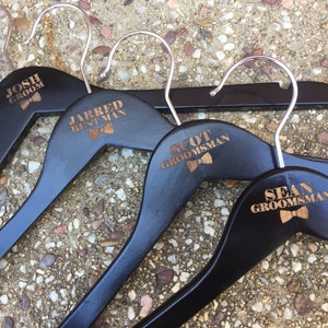 Knappe strikje OMKADERD naam + titel gepersonaliseerd kapstok voor de perfecte bruids partij, moeders en vaders geschenken. Op maat voor u