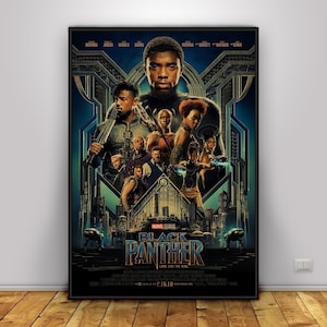 Puede incluir: Un póster de la película Black Panther con una gran figura central de la máscara de Black Panther sobre un grupo de personajes que incluye a Erik Killmonger y Nakia. El texto dice Marvel Studios Black Panther Long Live The King.