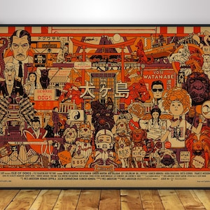 Può includere: Un poster cinematografico rettangolare per Isle of Dogs caratterizzato da una complessa illustrazione nei toni dell'arancione di vari personaggi e cani. L'opera include testo giapponese, un portale torii centrale, un vulcano e numerosi ritratti di cani.