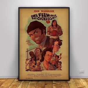Puede incluir: Un póster de película rectangular para One Flew Over the Cuckoo's Nest con un fondo color canela y una ilustración central de Jack Nicholson con gorro, rodeado de otros personajes, con el texto If he's crazy... what does that make you?