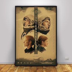 Peut inclure: Une affiche de film verticale pour Interstellar montrant deux astronautes casqués en haut et deux femmes en bas. Le texte indique Interstellar, From Christopher Nolan et The end of earth will not be the end of us. Une maison est en bas.