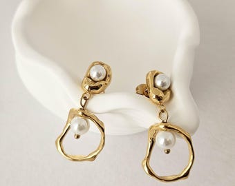 Boucles d'oreilles en plaqué or avec deux perles de style moderne et élégant en acier inoxydable