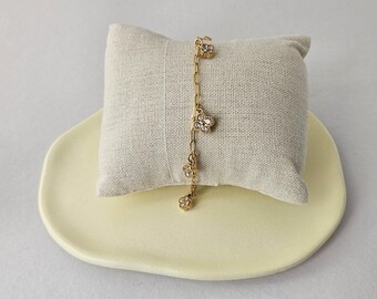 Bracelet en acier inoxydable plaqué or avec zircons cubiques blancs quatre trèfles