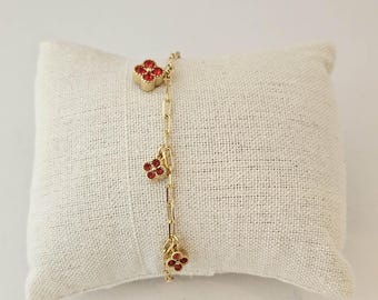 Bracelet en acier inoxydable plaqué or avec zircons cubiques rouges quatre trèfles