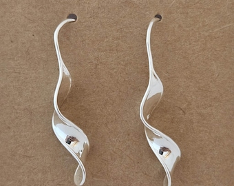 Boucles d'oreilles pendantes torsadées, fabriquées à la main en argent sterling 925 à Taxco, au Mexique.