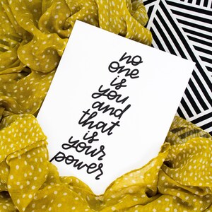 No One Is You And That Is Your Power Zitat, Inspirational Wandkunst, Womens Empowerment Zitat, druckbare Wandkunst, Box-Dekor, Geschenk für Freundin