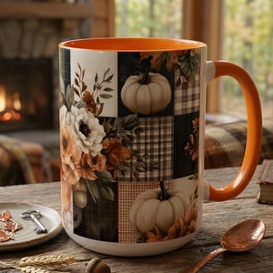 Peut inclure: Une tasse en céramique avec un intérieur et une anse orange vif, ornée d'un motif patchwork de citrouilles blanches, de fleurs d'automne et de carreaux sombres. La surface extérieure présente une grille répétitive de motifs botaniques saisonniers.