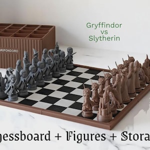 May include: A chess set featuring a black and white checkered board, gray and brown character figures, and a brown storage box with the text GRIFONDORO. The text Gryffindor vs Slytherin and Chessboard + Figures + Storage are visible.