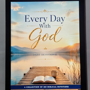 Może przedstawiać: Tablet cyfrowy wyświetlający okładkę książki Every Day With God, przedstawiającą wschód słońca nad jeziorem, drewniane molo, otwartą książkę i kubek kawy. Tekst głosi Daily Devotional oraz A Collection of 365 Biblical Devotions.