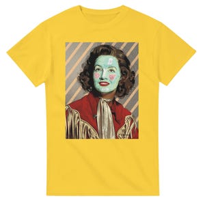 Pode incluir: Uma t-shirt amarela de manga curta com uma impressão gráfica retangular de uma pessoa com cabelo escuro, uma máscara facial verde-clara e bochechas em forma de coração rosa. A pessoa veste um casaco vermelho com franjas e um lenço branco sobre um fundo às riscas.