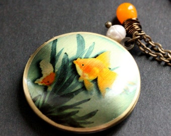 Tropische vis ketting. Goudvis medaillon HALSKETTING met oranje traan en zoetwaterparel. Draagbare kunstsieraden. Handgemaakte sieraden.