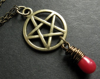 Rote Koralle Halskette. Pentagramm Kette in Bronze. Heidnische Halskette. Tropfen Halskette. Handmade Schmuck.