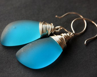 Pendientes de cristal marino azul del Pacífico. Pendientes Azul Pacífico. Pendientes de cristal marino azul del Pacífico. Pendientes de ala envueltos en alambre. Joyería hecha a mano.