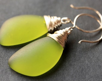 Pendientes de gafas de mar verde oliva. Pendientes verde oliva. Pendientes de cristal de mar verde oliva. Pendientes de ala envueltos en alambre. Joyería hecha a mano.