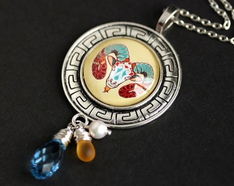 Naszyjnik Baran. Naszyjnik ze znakiem zodiaku. Naszyjnik z konstelacją rodzimego znaku zodiaku. Naszyjnik z horoskopem. Naszyjnik z kryształowym owiniętym drutem. Naszyjnik z zawieszkami.