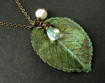 Blatt Halskette Charm Kette in Grün mit Wire Wrapped Teardrop und Süsswasserperle. Handmade Schmuck.