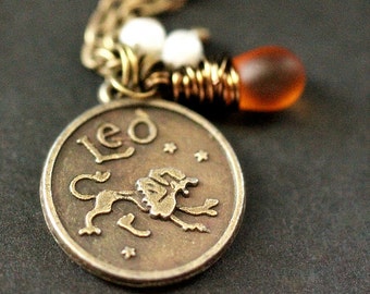 Naszyjnik Lew. Naszyjnik ze znakiem zodiaku. Naszyjnik z zawieszką w kształcie znaku słońca, szklaną łezką i perłami. Biżuteria ręcznie robiona.