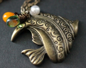 Vis ketting. Bedelketting met tropische vissen, groene en oranje tranen en zoetwaterparels. Handgemaakte sieraden.