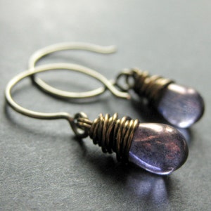 Boucles d'oreilles en bronze Boucles d'oreilles violet foncé avec larmes de verre, boucles d'oreilles enroulées de fil de fer. Bijoux faits main. image 3