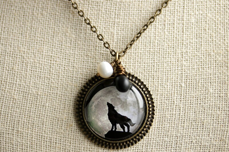 Collier Pendentif Loup Hurlant Sous La Lune - Longueur 50 Cm - Mixte - Bijoux Des Lys