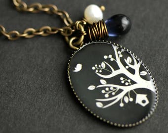 Collana dell'albero di mezzanotte. Ciondolo albero blu navy e bianco con goccia blu scuro e perla. Collana con ciondolo. Collana in bronzo.