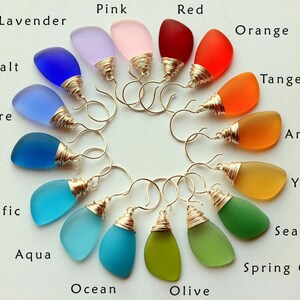 K&ouml;nnte beinhalten: Ein Set mit 16 Paar Ohrringen mit verschiedenen farbigen Glassteinen, die in goldenen Draht gewickelt sind. Die Farben umfassen Pink, Rot, Lavendel, Orange, Kobalt, Saphir, T&uuml;rkis, Pazifik, Aqua, Ozean, Oliv, Mandarine, Bernstein, Gelb, Seegr&uuml;n und Fr&uuml;hlingsgr&uuml;n.