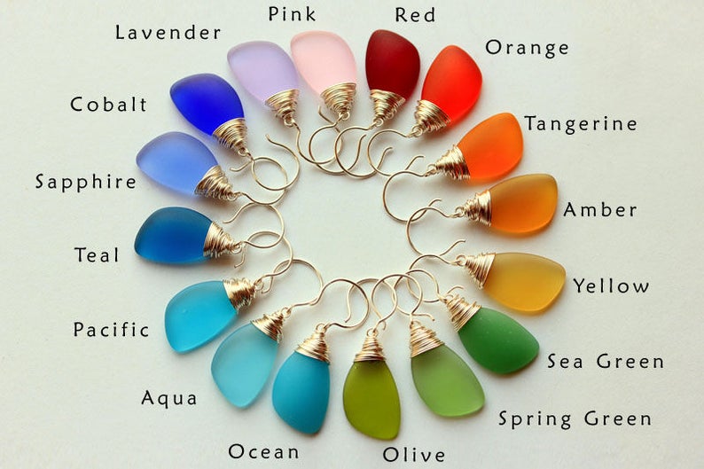 K&ouml;nnte beinhalten: Ein Set mit 16 Paar Ohrringen mit verschiedenen farbigen Glassteinen, die in goldenen Draht gewickelt sind. Die Farben umfassen Pink, Rot, Lavendel, Orange, Kobalt, Saphir, T&uuml;rkis, Pazifik, Aqua, Ozean, Oliv, Mandarine, Bernstein, Gelb, Seegr&uuml;n und Fr&uuml;hlingsgr&uuml;n.