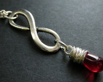 Traan ketting. Rode ketting. Zilveren Infinity ketting. Draad gewikkeld. Handgemaakte sieraden.