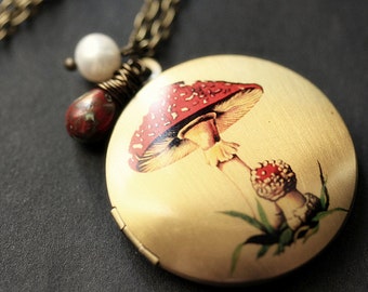 Collier champignon rouge. Collier médaillon tabouret crapaud. Médaillon Gnome Home. Collier en bronze avec larme rouge et perle. Bijoux faits main.