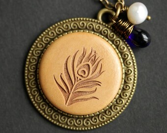 Collana di piume di legno. Ciondolo in piuma di pavone. Collana in legno con goccia di vetro e perla d'acqua dolce. Collana in bronzo. Gioielli fatti a mano