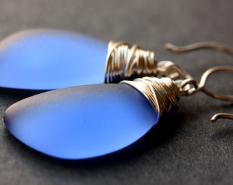 Saffierblauwe oorbellen van zeeglas. Saffierblauwe oorbellen. Saffierblauwe oorbellen van zeeglas. Draad gewikkelde vleugeloorbellen. Handgemaakte sieraden.