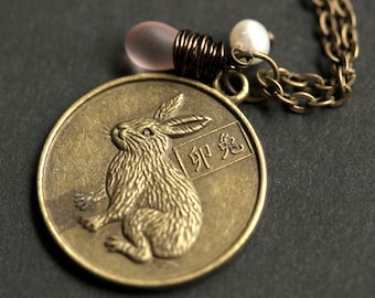 Naszyjnik z chińskim znakiem zodiaku Królik. Naszyjnik z astrologią chińską. Naszyjnik z horoskopem azjatyckim. Naszyjnik z królikiem. Chiński naszyjnik. Naszyjnik Shēngxiào.