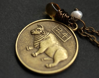 Naszyjnik z chińskim znakiem zodiaku Wołu. Naszyjnik z astrologią chińską. Naszyjnik z horoskopem azjatyckim. Naszyjnik z Wołem. Chiński naszyjnik. Naszyjnik Shēngxiào.
