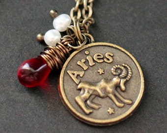 Naszyjnik Baran. Naszyjnik ze znakiem zodiaku. Naszyjnik z zawieszką w kształcie znaku słońca, szklaną łezką i perłami. Biżuteria ręcznie robiona.