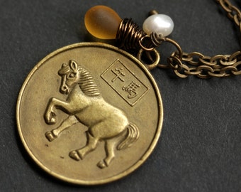 Collana con cavallo dello zodiaco cinese. Collana con astrologia cinese. Collana con oroscopo asiatico. Collana con cavallo. Collana cinese. Collana Shēngxiào.