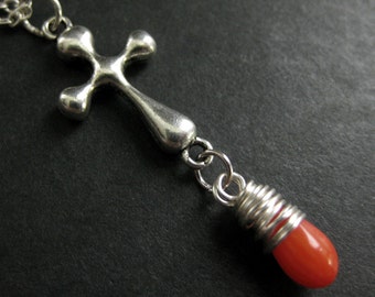 Bijoux chrétiens. Collier corail orange. Collier croix en argent. Collier en forme de larme. Bijoux faits main.