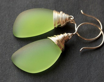 Lente groene zeeglas oorbellen. Groene oorbellen. Lente groene zeeglas oorbellen. Draad gewikkeld vleugel oorbellen. Handgemaakte sieraden.