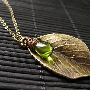 Blad ketting. Bronzen bladhanger met draadgewikkelde groene druppel. Handgemaakte sieraden.