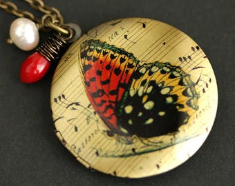 Roter Schmetterling Locket Halskette. Rot und Gelb Schmetterling Halskette mit Rot Coral Teardrop und Süsswasserperle. Bronze-Medaillon. Foto-Medaillon.