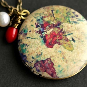 Rustikale Weltkarte Medaillon Halskette. Rustikale Landkarten-Halskette mit roter Korallen-Tropfen und Süßwasserperle. Foto-Medaillon. Bronze Kette.