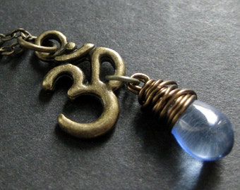 Blaue Halskette in Bronze. Om-Halskette. Yoga-Halskette. Tropfen Halskette. Ohm-Halskette. Yoga-Schmuck. Handmade Schmuck.