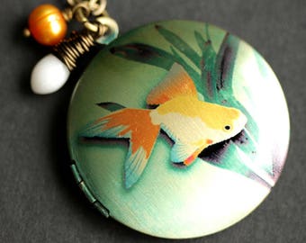 Tropischer Fisch Halskette. Goldfisch Medaillon Halskette mit Orange Perle und Weiße Koralle Teardrop. Tragbare Schmuckkunst. Handmade Schmuck.