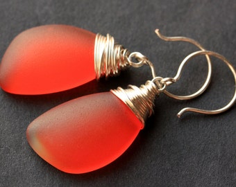 Pendientes de cristal marino naranja. Pendientes naranjas. Pendientes de cristal de mar. Pendientes de ala envueltos en alambre. Joyería hecha a mano.