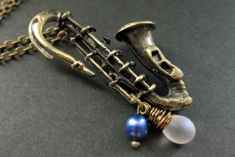Collar de música. Collar de saxofón. Collar con dije de perla de agua dulce y lágrima de vidrio. Joyería hecha a mano.