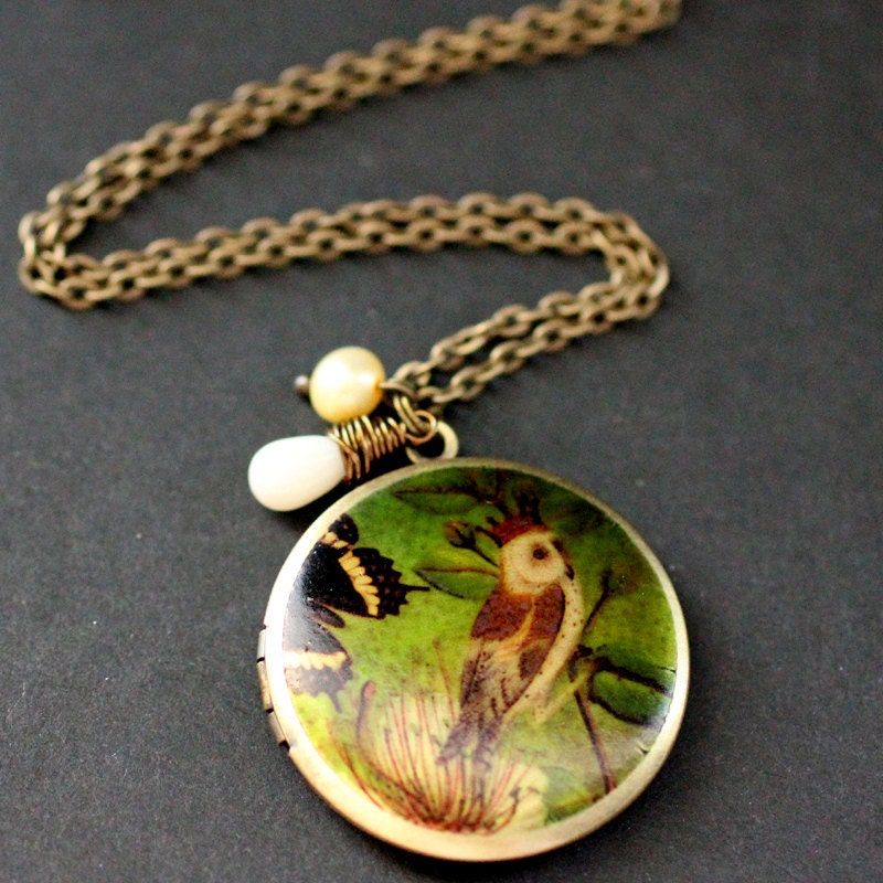 フクロウのロケットネックレス。白珊瑚のティアドロップと淡水パールを