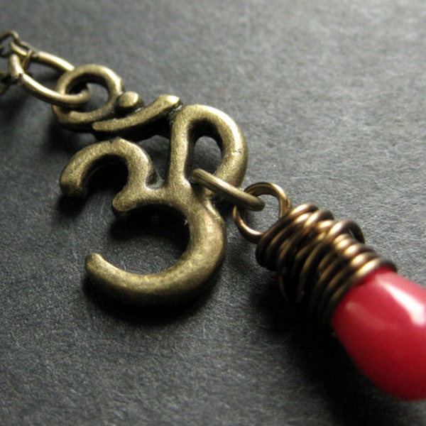 Rote Koralle Om Halskette. Yoga-Halskette. Halskette mit roter Koralle in Bronze. Ohm-Halskette. Handmade Schmuck.