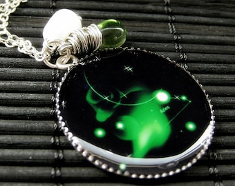 Naszyjnik Baran. Biżuteria zodiaku z zieloną łezką i perłą słodkowodną. Ręcznie robiona biżuteria.
