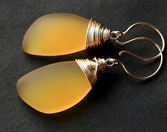 Pendientes de cristal marino amarillo. Pendientes Amarillos. Pendientes de cristal de mar amarillo. Pendientes de ala envueltos en alambre. Joyería hecha a mano.