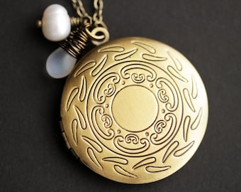 Blumenkranz Medaillon. Gestempelte Messing Medaillon Halskette mit Glas Träne und Süßwasser Perle. Bronze-Medaillon. Handmade Schmuck.