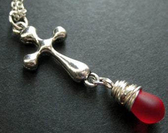 Collier chrétien. Collier croix en argent. Collier en forme de larme rouge trouble. Bijoux faits main.